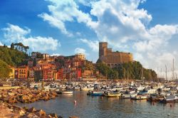 Il Castello di Lerici, costruito a partire dal XII secolo, domina il porto della cittadina ligure. Oggi è sede del museo geopaleontologico.