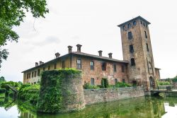 Il Castello di Mirazzano, il nucleo storico di Peschiera Borromeo vicino a Milano, Lombardia