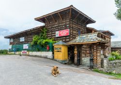 Il castello di Naggar, Himachal Pradesh, India del nord. Edificato dai raja sikh di Kullu nel 1460, questo forte rappresenta un importante esempio del tipico stile architettonico dell'Himachal ...