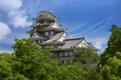 Il castello di Okayama, Giappone: eretto fra il 1573 e il 1579, è stato ricostruito dopo il 1966 in seguito alle distruzioni della Seconda Guerra Mondiale.
