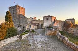 Il castello di Palmela al tramonto, Portogallo. E' uno dei monumenti più impressionanti dei dintorni di Lisbona: situato a 238 metri di altezza, offre una vista panoramica sull'estuario ...