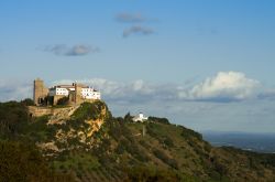 Il castello di Palmela fotografato dall'alto, Portogallo. S'innalza su uno dei punti più alti della Serra da Arrabida.

