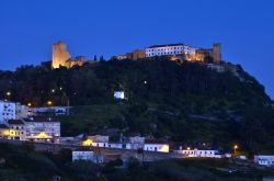 Il castello di Palmela, Portogallo, by night. Siamo in un'importante regione viticola dove si producono vini di eccellente qualità.
