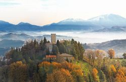 Il Castello di Petroia si trova non lontano da Gubbio, entro i confini del suo territorio comunale - ©  CC BY-SA 3.0, Wikipedia