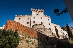 Il castello di Rosignano Marittimo, Toscana. Monumento simbolo del paese, fu costruito attorno al 1070 per volere dei Lorena sulla sommità del colle e rivolto verso il mare.
