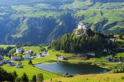 Il castello di Tarasp a Scuol, Svizzera. Costruito nel Medioevo su commissione di Ulrico I° di Tarasp, è realizzato in stile romanico dalle fondamenta alle torri. Sulla facciata rivolta ...