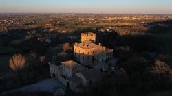 Il Castello di Torricella costruito dalla famiglia Da Fogliano, vicino a Scandiano - © D-VISIONS / Shutterstock.com