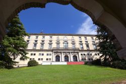 Il castello di Udine visto dagli archi della Loggia del Lippomano, Friuli Venezia Giulia. Situato in cima a un colle a 138 metri di altezza sul livello del mare, il castello di Udine è ...
