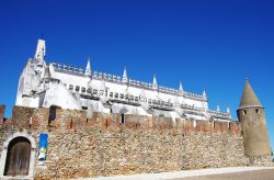 Il castello di Viana do Alentejo, Portogallo. Edificato ai tempi del re Don Dinis, venne poi fatto ricostruire dal re Don Joao II° che nel 1482 riunì le corti. 

