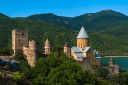 Il Castello e la Chiesa di Ananuri sul fiume Aragvi in Georgia.