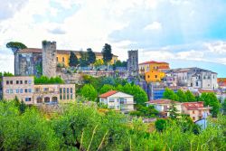 Il castello e la skyline di Eboli, borgo della provincia di Salerno in Campania