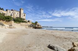 Il Castello e la spiaggia di Tamarit vicino a Tarragona in Spagna. - © joan_bautista / Shutterstock.com