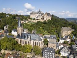 Il Castello e la storica chiesa di Santa Elisabetta in centro a Marburgo in Germania