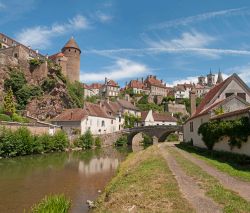 Il Castello, il fiume e il ponte nel cuore di Semur-en-Auxois in Francia