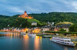 Il castello imperiale (Reichsburg) domina la cittadina di Cochem, località sulla riva della Mosella in Germania.