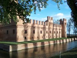 Il Castello Manzoli a Soverzano di Minerbio, Emilia-Romagna - © Poluz - CC BY-SA 3.0, Wikipedia