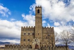 Il Castello medievale che domina il borgo di Poppi nel Casentino, in Toscana - © Massimiliano Agati / Shutterstock