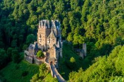 Il castello medievale di Eltz nella regione della Renania-Palatinato, Germania. Considerato uno dei più belli castelli di tutta la Germania, sorge sulle colline sovrastanti la Mosella ...