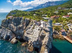 Il castello Nido di Rondine visto dall'alto, Jalta, Crimea. Sorge sulle rocce affacciate sul Mar Nero. L'interno, decorato con stucchi e pannelli di legno, lascia a bocca aperta.

 ...
