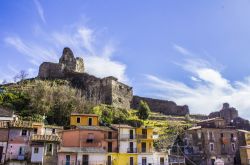 Il Castello Normanno domina il centro storico di Lamezia Terme in Calabria - © vmedia84 / Shutterstock.com