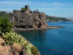 Il Castello Normano di Aci Castello in Sicilia, sulla Costa dei Ciclopi - © liseykina / Shutterstock.com