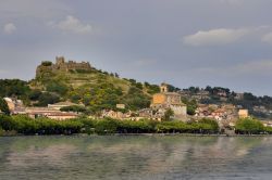 Il Castello Orsini e il borgo di Trevignano Romano ...