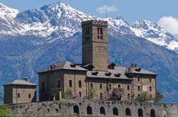 Il Castello Reale che domina la cittadina di Sarre in Valle d'Aosta - © Erick Margarita Images / Shutterstock.com