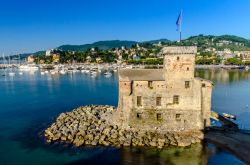Il Castello sul Mare di Rapallo - costruito nel XVI secolo, questo splendido castello, considerato un vero e proprio simbolo di Rapallo, è situato all'estremità del Lungomare ...