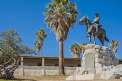 Il cavaliere germanico del sud ovest il monumento tedesco a Windhoek Namibia - © Reinhard Tiburzy / Shutterstock.com
