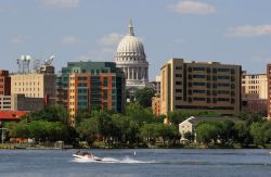 Il centro cittadino di Madison, Wisconsin, dal lago Monona. Si tratta di un lago di drenaggio di acqua dolce nella contea di Dane, nel Wisconsin.
