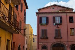 Il centro del borgo di Velletri e le case colorate - © Quisquilia / Shutterstock.com