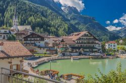 Il centro del villaggio di Alleghe visto dalla passeggiata lungolago in una giornata estiva, Dolomiti bellunesi, Veneto  - © MoLarjung / Shutterstock.com