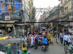 Il centro della vecchia Delhi, il fascino del caos del traffico e i fili elettrici