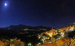 Il centro di Aquara in CIlento. fotograta in una notte di Luna piena Di Marric~itwiki - Opera propria, CC BY-SA 4.0, Collegamento