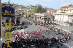 Il centro di Bergamo si accende di colori con la Festa di Mezza Quaresima