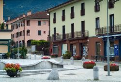 Il centro di Colico nella porzione di città fronte lago di Como, in Lombardia  - © Alexandra Thompson / Shutterstock.com 