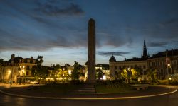 Il centro di Epernay, Francia, al tramonto: una rotonda con il monumento alla guerra e auto parcheggiate - © Daan Kloeg / Shutterstock.com
