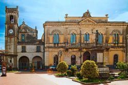 Il centro di Linguaglossa: il Municipio, la Chiesa di San Francesco di Paola, e il monumento ai caduti della prima guerra mondiale