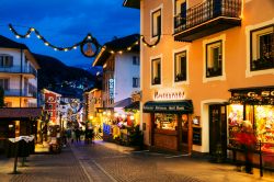 Il centro di Ortisei by night, Trentino Alto Adige. Questa località si trova sulle destra orografica del rio Gardena che scorre da est a ovest e sfocia nell'Isarco presso Ponte Gardena ...