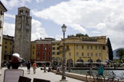 Il centro di Riva del Garda con la torre, Trentino Alto Adige. Questa città d'acqua e di montagna è una delle mete più ambite dal turismo culturale e balneare dell'alto ...