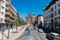 Il centro di Rodez in Francia: case moderne ed antica Cattedrale di Notre-Dame- © Anibal Trejo / Shutterstock.com
