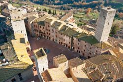 Il centro di San Gimignano, Siena, dall'alto (Toscana). Ad eccezione di alcuni interventi di ripristino effettuati nel corso dell'ottocento e del novecento, il centro del paese si presenta ...