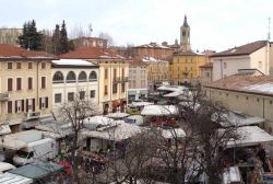 Il centro di Traversetolo fotografato in inverno. Nelle foto le bancarelle del mercato settimanale, che si svolge alla domenica

595199411
595199384
1490060069