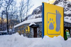 Il centro di Uomini e Lupi per la ricerca e protezione della fauna selvatica a Entracque in Piemonte - © Alessandro Cristiano / Shutterstock.com