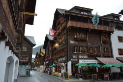 Il centro storico di Andermatt, Svizzera, con i tipici edifici in legno e muratura.
