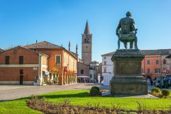 Il centro storico di Busseto con il monumento a Giuseppe Verdi che guarda la cittadina - © Gimas / Shutterstock.com