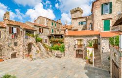 Il centro storico di Capalbio in Maremma, borgo del sud della Toscana, provincia di Grosseto