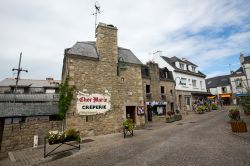 Il centro storico di Carnac in una giornata nuvolosa, Francia. Qui troverete locali e ristoranti in cui assaporare piatti della cucina tradizionale fra cui bolliti di carne e verdure, ostriche ...