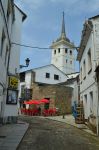 Il centro storico di Castropol in spagna con il campanile della chiesa di San Giacomo - © Raul Bal / Shutterstock.com