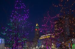 Il centro storico di Columbus illuminato di notte durante il Natale (Ohio, USA).



